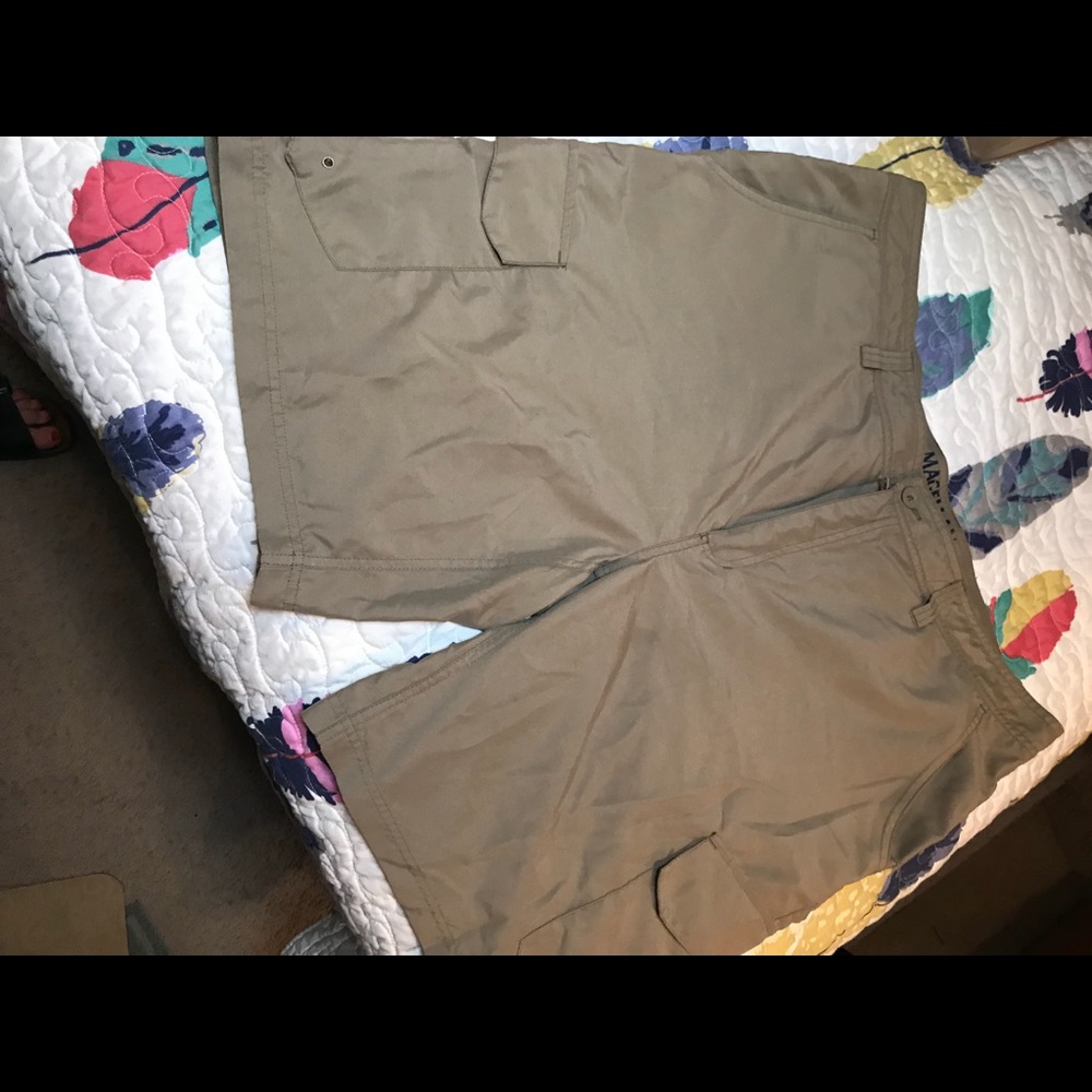 Men’s tan Magellan brand size 40 waist shorts